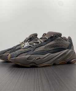 yeezy 700 V2